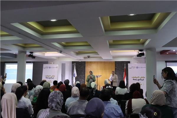 بدعم كندي.. ملتقى توظيف يفتح أبواب العمل أمام سيدات صعيد مصر