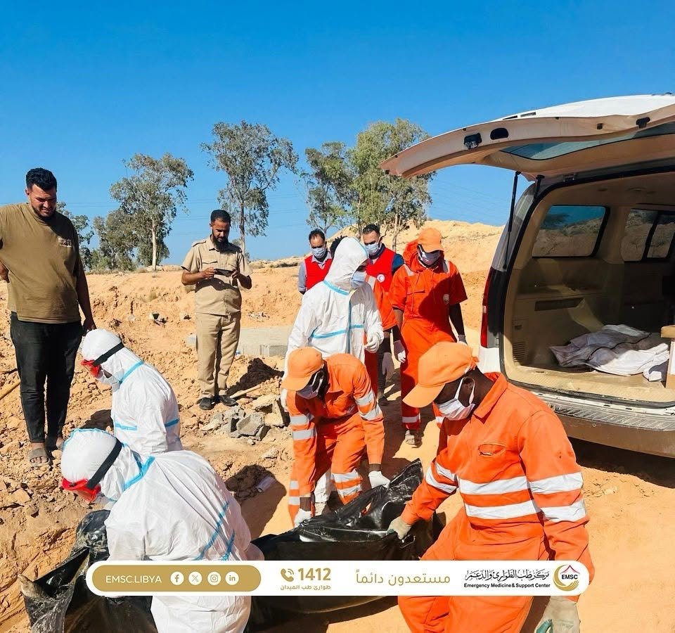البحر يلفظ ضحايا الهجرة.. انتشال ودفن 15 جثة لمهاجرين على شواطئ الخمس الليبية