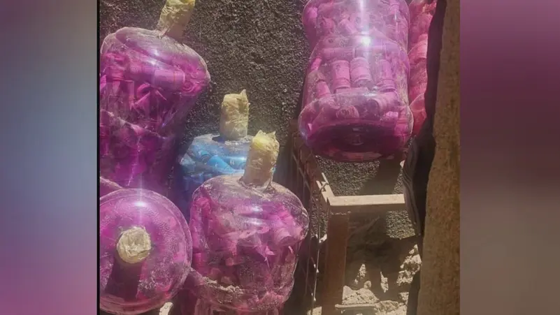 العثور على  100 مليار  داخل قوارير  بمنزل مسؤول عربي