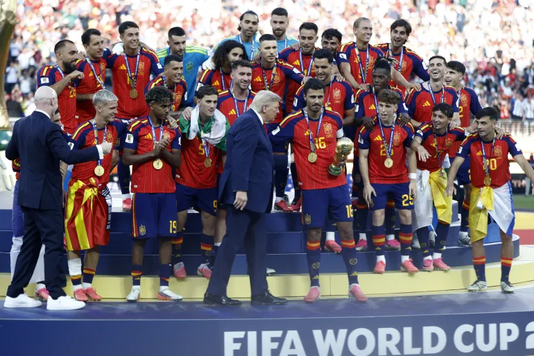 ترامب يثير الجدل في نهائي كأس العالم.. ماذا فعل ؟