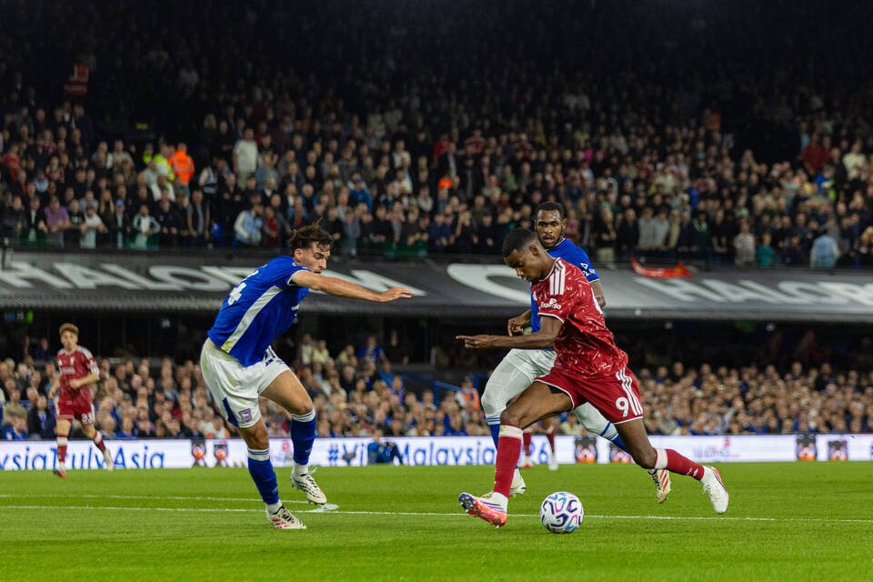 ليفربول يحقق انتصاره الأول ويفوز على إيبسيوتش تاون (2-0) في الدوري الإنجليزي الممتاز
