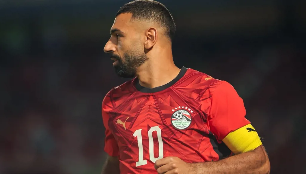 علامات التعجب على وجهه... محمد صلاح يبدي استغرابه من قرار حسام حسن